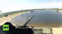 Tanques rusos T-90 muestran sus capacidades de navegación