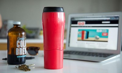 "القدح الحلم" لمحبي القهوة... لا يقع منه المشروب مهما حصل!