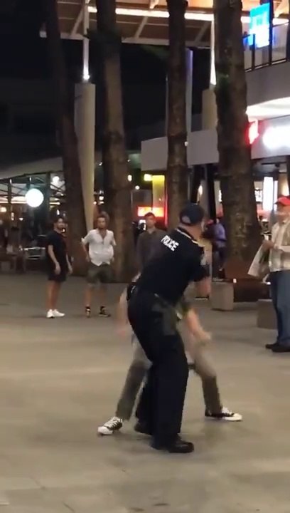 Lors d'une bagarre un homme plaque un policier au sol.