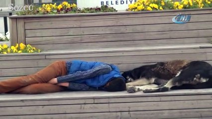 Descargar video: Taksim Meydanı’nda duygulandıran görüntü