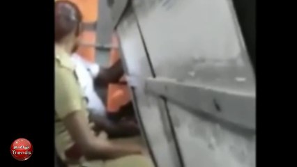 ஓடும் பஸ்ஸில் காதல் சில்மிச விளையாட்டு பயணிகளை முகம் சுழிக்க வைத்த போலிஸ் ஜோடி