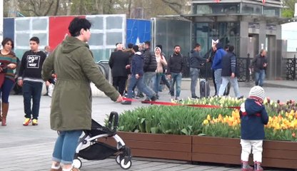 Taksim Meydanında Turist Anne, Çocuğunu Tasma Gibi İple Bağlayıp Gezdirdi