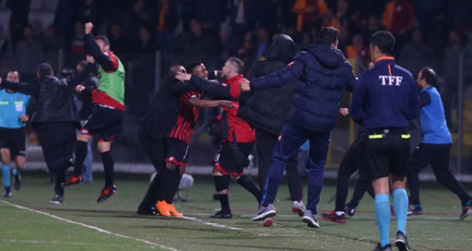 Gençlerbirliği Teknik Direktörü Ümit Özat, Son Dakika Golü Sonrası Tribüne Zıpladı