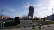 Un silo tombe du mauvais côté pendant sa destruction