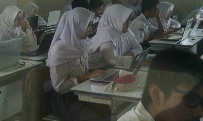 Video herunterladen: Kurang Komputer Ujian, Sekolah Pinjam Laptop Siswa