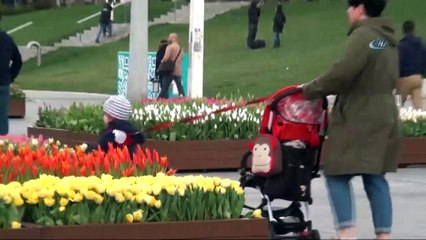 Taksim Meydanı'nda Turistten Çocuğuna İlginç Önlem