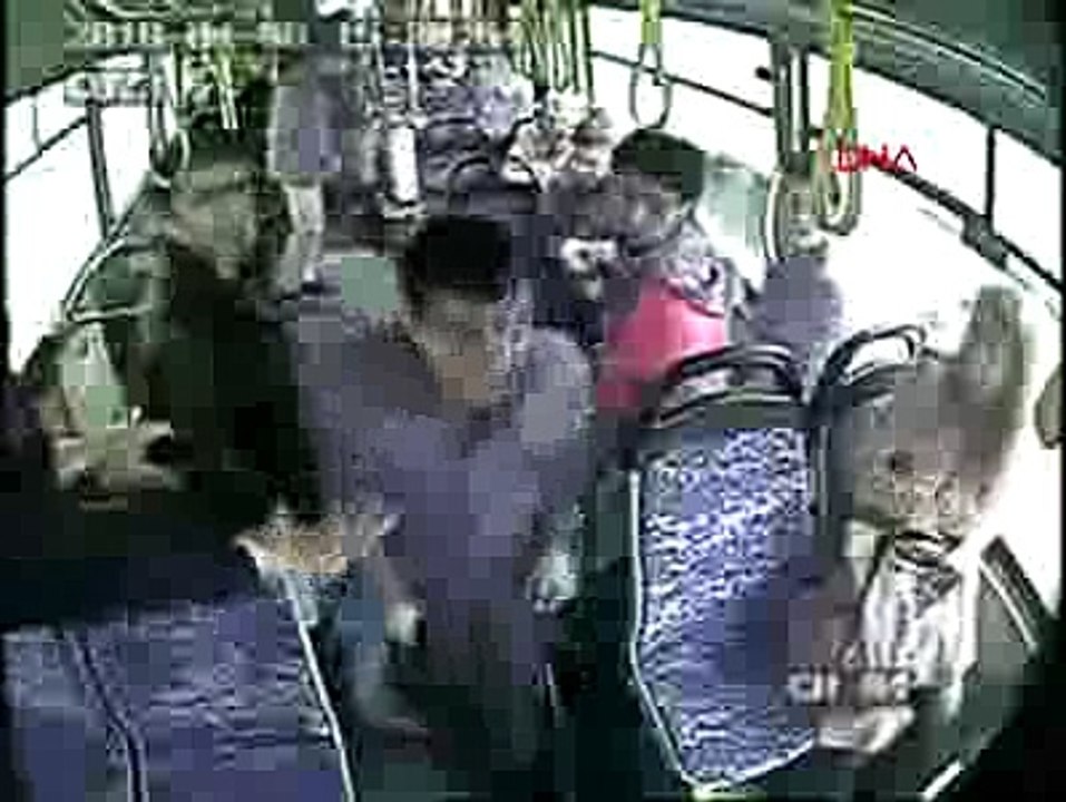ŞOFÖR İLE SİLAHLI YOLCU KAVGA ETTİ, KONTROLSÜZ KALAN OTOBÜS KAZA YAPTI