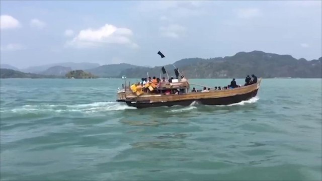 خفر السواحل الماليزي يحتجز عشرات المهاجرين من ميانمار