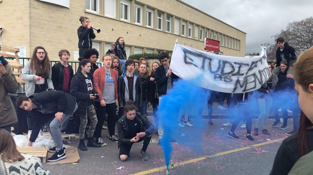 Mobilisation devant le lycée Marguerite-de-Navarre