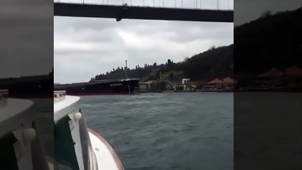 Ce cargo fonce droit sur une maison en bord de mer. Incroyable