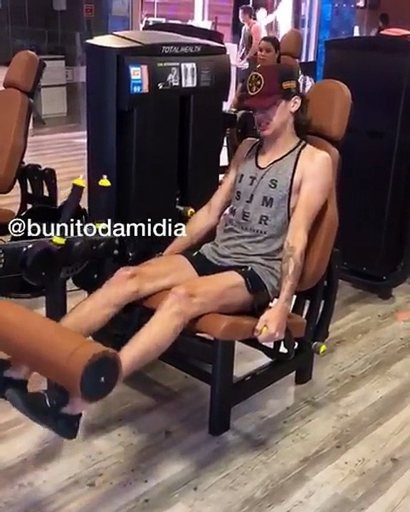 Un sportif essaye de se muscler les jambes