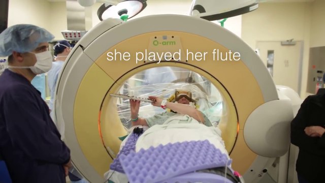 Elle joue de la flute lors d'une opération du cerveau