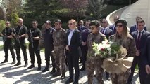 Dışişleri Bakanı Çavuşoğlu, Bakanlıkta Çalışan Polislerle Bir Araya Geldi