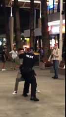 Un homme met un policier à terre pendant une bagarre