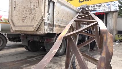 Şanlıurfa Siverek'te Elektrik Direği Kamyonun Üstüne Devrildi