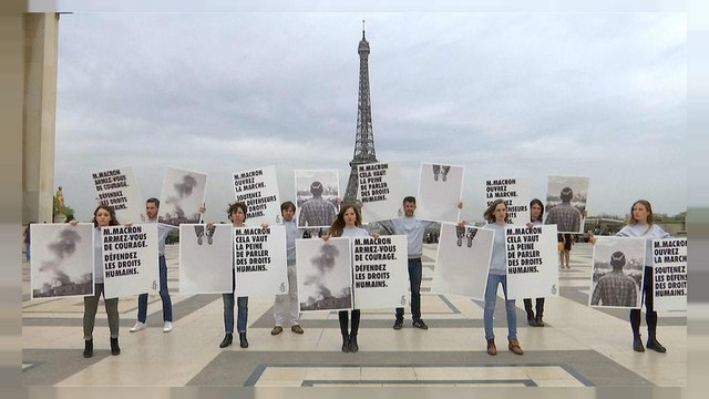 شاهد: منظمة العفو الدولية تعتصم في باريس احتجاجاً على احتفال فرنسا بالأمير السعودي
