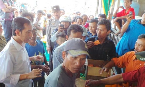 Johan Budi: Sudah Sejak Lama Jokowi Bagi-bagi Sembako