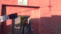 Mardin Derik'teki Bin 650 Yıllık Ermeni Kilisesi'ne 80 Yaşındaki Müslüman Kadın Bakıyor-Hd