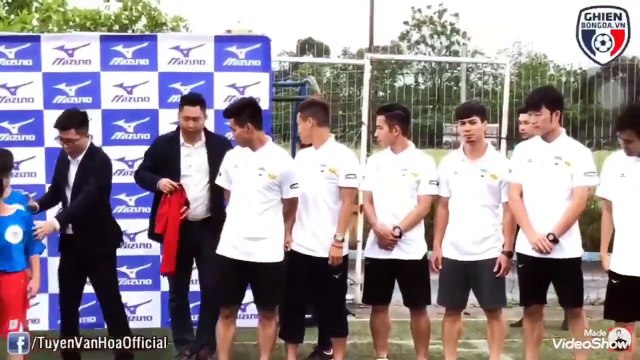 Xuân Trường cũng có lúc nói chuyện riêng thế này!