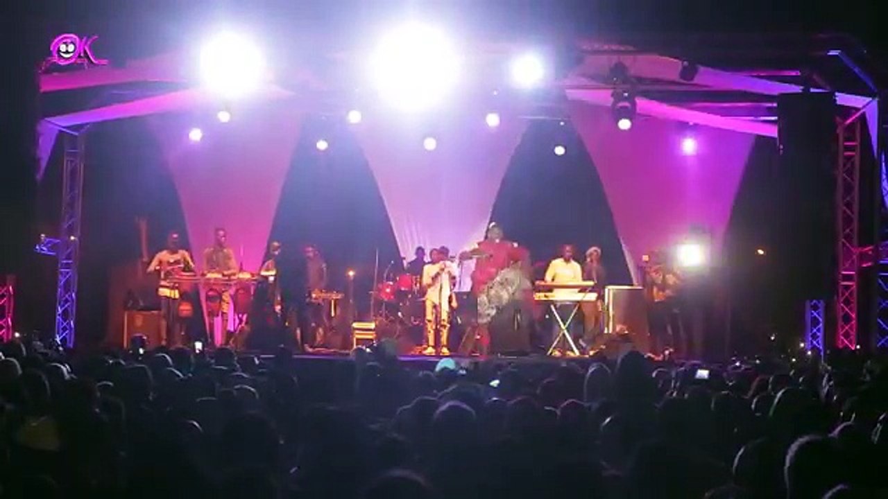 Chute spectaculaire de Ouzin Keita au concert de Sidy Diop