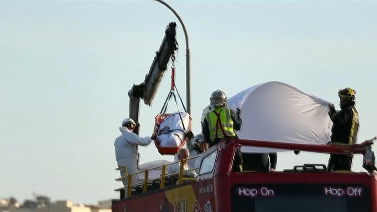 Malta: Tiefhängende Äste fegen durch offenen Bus - zwei Tote