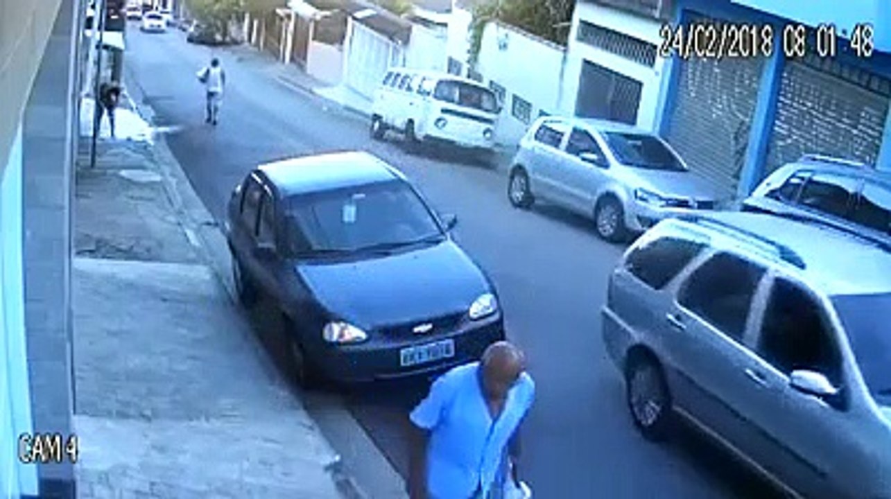 Il gare mal sa voiture mais c'était une grosse...