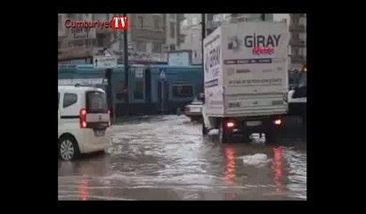 Kanalizasyon  patladı, vatandaş belediye başkanına isyan etti: Görüyorsunuz, rezalet!