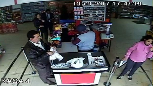 Markette tartışığı şahsı defalarca böyle bıçakladı...Baba ve oğlunun dehşet saçtığı kavganın görüntüleri ortaya çıktı