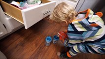 Un petit enfant de 3 ans qui voulait donner du jus à sa maman ?