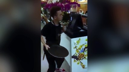 El camarero con más ritmo del mundo: ¡Sirve bailando!