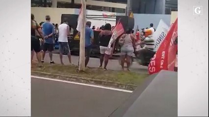 Sindicato protesta em frente a escola na Serra