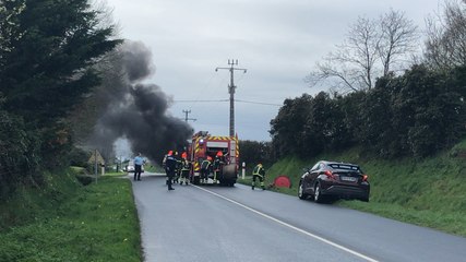 Une voiture prend feu sur la route de Plounévézel