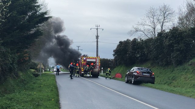 Une voiture prend feu sur la route de Plounévézel