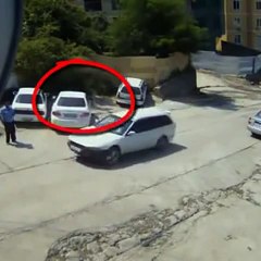 Il va sortir de sa voiture au bon moment... Vous allez comprendre pourquoi