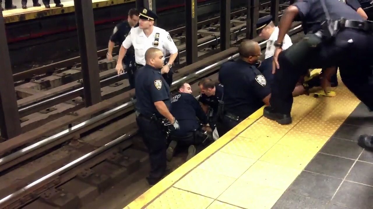Courir sur les rails du métro c'est pas facile... Enchainement de gamelles de policiers
