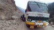 Ce motard croise une bus sur une route de montagne dans l'himalaya