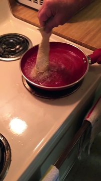 Ce poisson a l'air de revenir à la vie dans une poêle pleine d'huile bouillante... Terrifiant