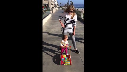 Si jeune et déjà en train de regarder les beaux garçons dans la rue...