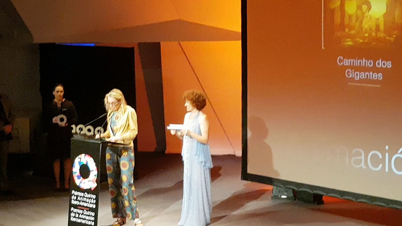 Vídeo Premios Quirino entrega premio mejor diseño de animación iberoamericana para "Caminho dos Gigantes", de Alois Di Leo (Brasil).