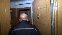 Evinin tuvaletinde 2 saat mahsur kalan yaşlı adamı polis kurtardı