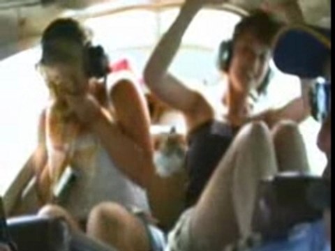 Une fille vomit pendant un looping en avion