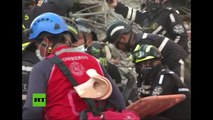 Superhéroes sin capa: bomberos sacan vivo a un hombre bajo los escombros en Ecuador