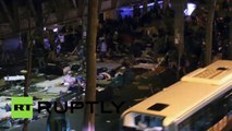 Gran pelea entre centenares de refugiados armados en las calles de París