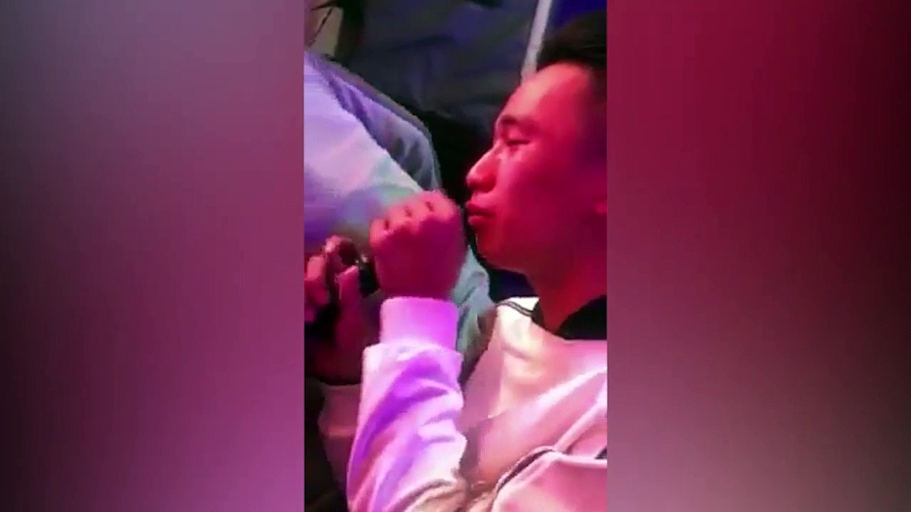 Thanh niên thất tình khóc "xối xả" cùng bạn trong lúc hát karaoke