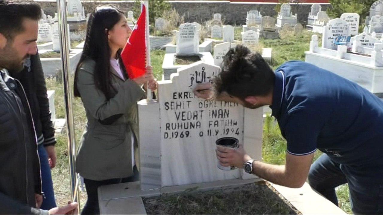 Kars’ta üniversite öğrencileri şehit öğretmenleri unutmadı