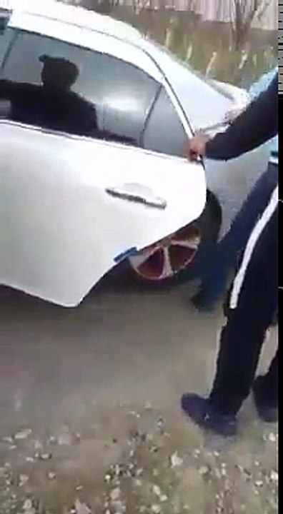 ВИДЕО: А вы не устали от представителей "полиции нравов"?На этом видео группа молодых людей мучают девушку, завязав её ноги канатом и вытягивая её, таким обра