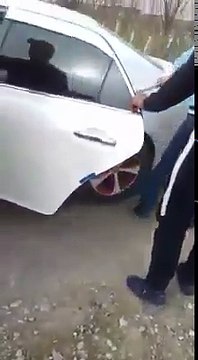 ВИДЕО: А вы не устали от представителей полиции нравов ?На этом видео группа молодых людей мучают девушку, завязав её ноги канатом и вытягивая её, таким обра