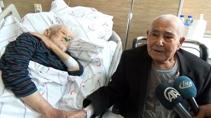 Askerlik arkadaşları 72 yıl sonra hastanede de bir araya geldi