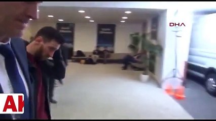 Messi, Cengiz ünder ile göz göze gelmemek için kafasını eğdi