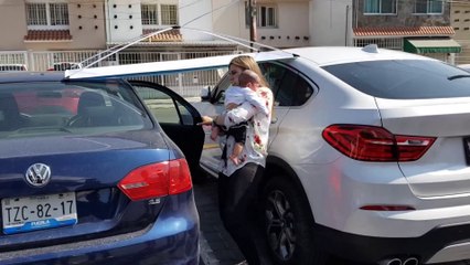 Esqueceu-se da filha no carro e foi tomar café com as amigas... Quando voltou e viu o que aconteceu...